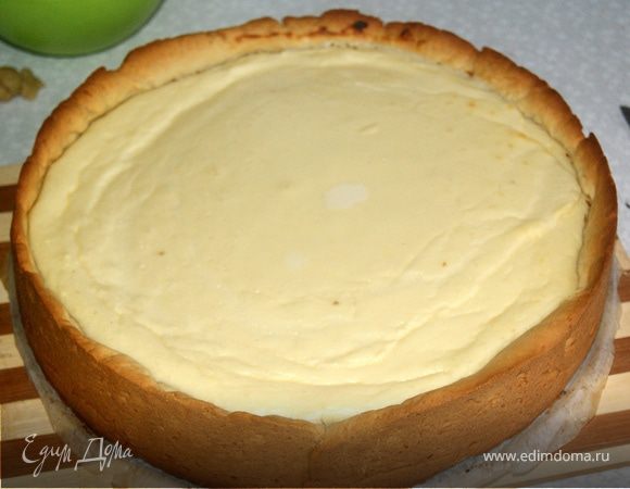 Разогреть духовку на 220 градусов. Выложить крем в форму на тесто и отправить в духовку, запекаться минут на 40.