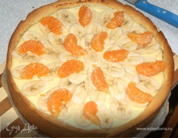 Готовый пирог охладить. Выложить фрукты, можно любые, какие вам нравятся, у меня были бананы и мандарины.