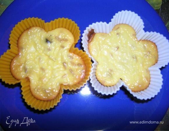 Смешать творог с яйцами, сахаром, солью, сметаной и ванилью (я еще пробивала в блендере для воздушности, но совсем немного). Добавить клюкву. Размешать и разложить по формочкам.
Запекать в духовке при температуре 170 градусов до небольшого румянца. 
Можно приготовить в микроволновке - очень быстро и удобно.
Можно подавать в формах, можно вытащить из формочек и полить клюквенным (брусничным)соусом.
   Для соуса - в клюкву или бруснику, протертую с сахаром добавить немного цедры апельсина, кусочек корицы (или щепотку), бутончик гвоздики и несколько зернышек кардамона - все потомить на медленном огне до загустения соуса (мин 20). Полить сверху пудинг.  