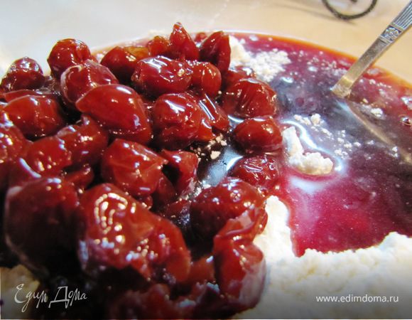 В миске смешать муку с сахаром и ванилью, добавить компот и вишни. 
