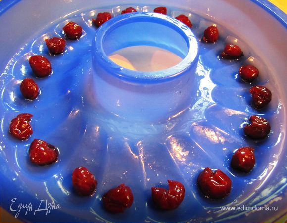 Форму, несмотря что она силиконовая, я смазала растительным маслом, выложила вишенки.
