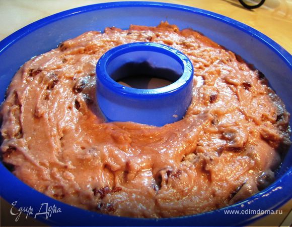 Аккуратно выложила тесто, стараясь, чтобы вишенки не смещались, разровняла тесто.