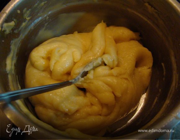 В воде растопите масло. Добавьте туда щепотку соли. Когда закипит, снимите со огня. Добавьте просеянную муку и очень старательно и хорошо перемешайте. Тесто должно легко отходить от стенок и дна кастрюльки.
Немного отдохнув и подождав добавляйте в тесто по одному яйца и хорошо перемешивайте после каждого, до однородной массы. Если после 3 яйца Вы видите, что тесто уже достаточно густое, можно обойтись без 4 яйца. Не стоит. чтобы тесто было жидковатым, оно не будет держать форму при выпекании и ничего не получится. Тесто должно быть блестящим и шелковистым.