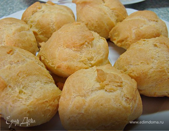 Крем у меня был со сгущенкой и заварной. В первом случае я варила сгущенку, а затем взбила ее блендером с маслом.
Заварной крем я уже описывала в другом моем рецепте, так что просто скопирую. 2 яйца смешиваем с 75 г сахара и 2 ст.л. муки, добавляем 2,5. ст.л. молока и все тщательно перемешиваем. Получившуюся массу вливаем в уже немного подогретое молоко (250 мл.) Доводим до кипения, и еще немного варим на маленьком огне, пока масса не загустеет. После, добавляем масло и можно взбить миксером, для более воздушной массы.