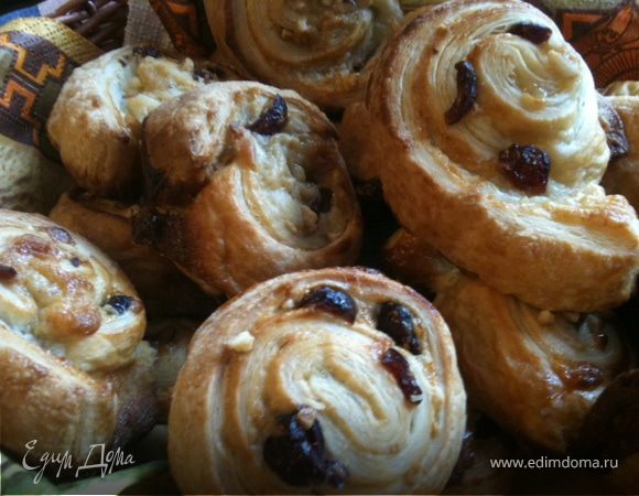 По хорошему нужно дать немного постоять им, примерно час (но у меня не было на это время, стояли минут 10), честно говоря не думаю, что результат стал хуже)) Смазать все яйцом для красивого оттенка и убрать в духовой шкаф на 15 минут при температуре 170-180гр. Вуаля!!!