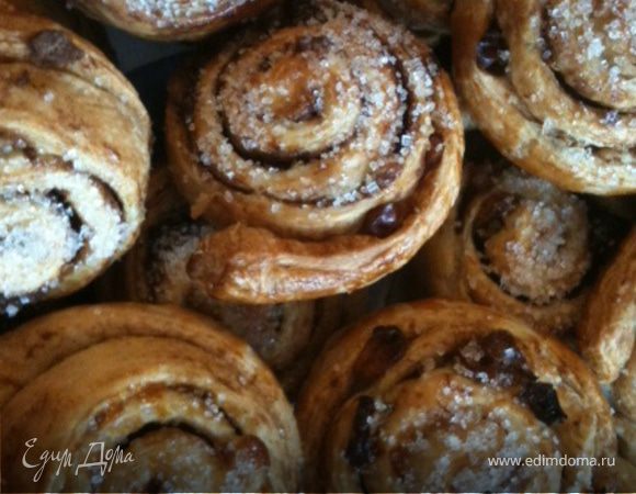 Т.к. в упаковке было два пласта теста, я сделала новую начинку) Смазала раскатанный пласт теста мягким сливочным маслом, посыпала всю поверхность теста обильно корицей, выложила мелкий изюм с добавлением дробленных орешков и повторила все тоже самое, как и в предыдущем варианте. Уже когда все уложила на бумагу для выпечки, каждую будущую загорелую улиточку посыпала сахарным песком.
Вышло мало того, что красиво - приятно подать к столу, так и очень вкусно!!!! Сама я плавно сползла с диеты, ровно на один день)))))
