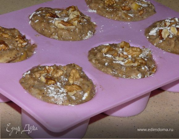 В разных мисках смешать сухие и мокрые ингрeдиенты. Смешать вместе и добавить нарезаное яблоко и орехи.
Смазать формы, выложить тесто до верха и приcыпать орехами.
Печь при 200С ок.30 минут (у меня 6 штук)
