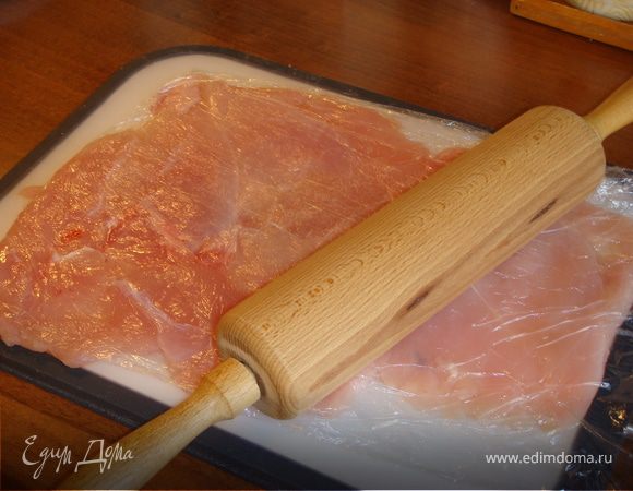 Срезать с куриного мяса лишний жир. Разложить куриные грудки, завернуть в пленку и отбить, раскатать скалкой. Должны получиться пласты примерно 40х40см.