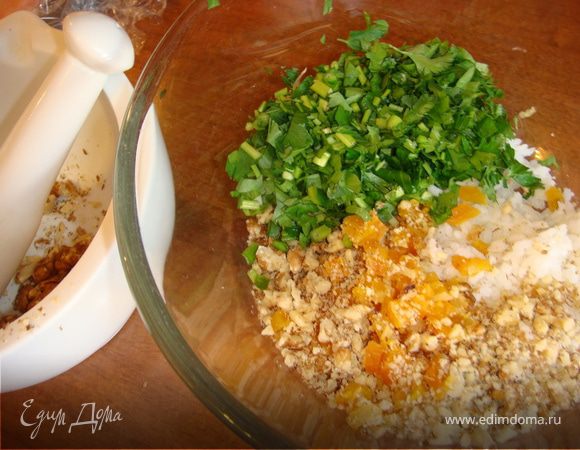 Разогреть духовку 180С. Смешать рис, имбирь, курагу, мелко измельченную зелень и лук, яйца. Приправить солью и перцем.