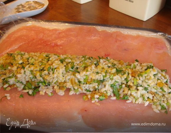 В середину пласта из куриного мяса выложить рис (можно добавить кусочки сливочного масла) и свернуть его рулетом. Сверху посыпать солью, перцем и порошком карри.