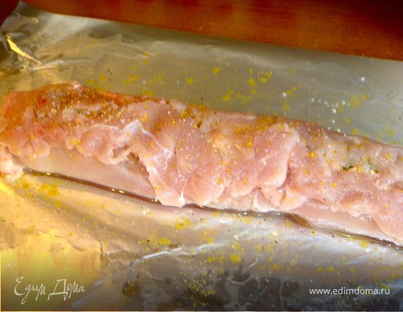 Завернуть рулет в фольгу, смазанную оливковым маслом. Обмотать бечевкой. Запекать примерно 1 час.