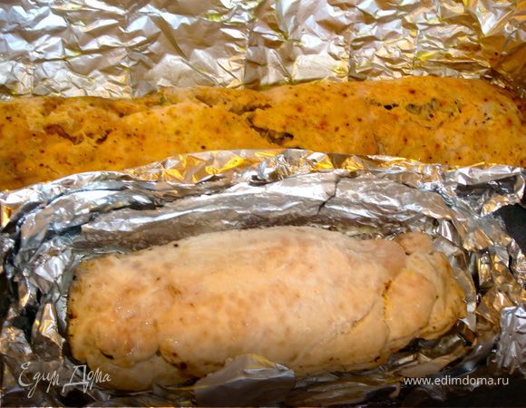 Удалить бечевку, раскрыть фольгу, смазать растительным маслом и запекать еще 15 мин, пока не подрумянится. Достать из духовки, накрыть фольгой и оставить отдыхать минут 10. Нарезать и подавать горячим с винным соусом.