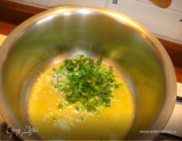 Винный соус. Растопить сливочное масло в сковороде, пассеровать лук на среднем огне в течение минуты, добавить муку и подрумянить ее в течение 1-2 мин. Как только смесь начнет пузыриться немедленно снять с огня, дать чуть остыть. При постянном помешивании влить вино и сливки и поставить на огонь завариваться пока жидкость не загустеет и приобретет консистенцию соуса, не кипятить! Заправить горчицей, солью и перцем.