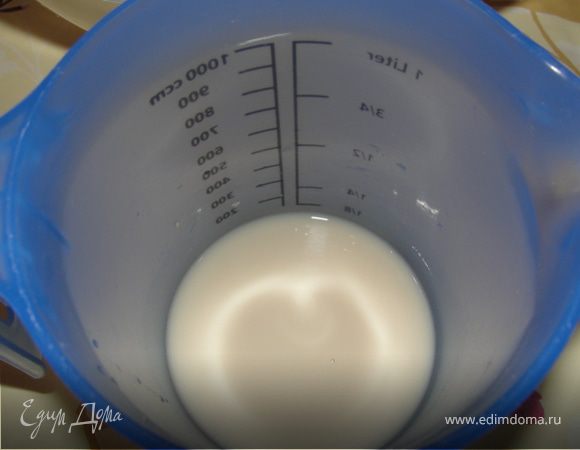 Измельчить и развести дрожжи в 50 мл тёплой воды. И оставить 5 минут постоять. 