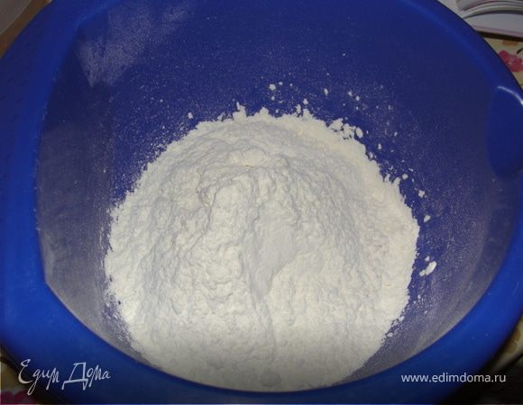 Муку просеять в чашку и добавить соль, оливковое масло и 300 мл тёплой воды. Хорошо вымешать(я делаю это вручную, деревянной ложкой), чтобы не оставалось комочков. 