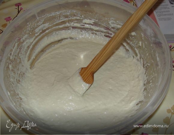 Теперь добавить разведенные дрожжи и ещё раз тщательно вымешать тесто. Прикрыть чашку с тестом влажным полотенцем и дать постоять 1 час в тёплом месте.