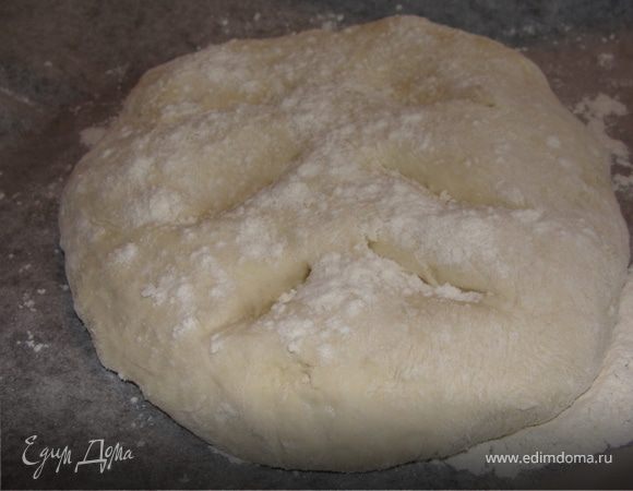 После этого вымешать тесто(если тесто липкое добавить ещё немного муки) и разделить его на 5 частей(по рецепту). Я делила на две части, хлебцы получились больше и пышнее, а вообще fougasse более плоская и тонкая лепешка. Из каждой части сформировать лепешку и прорезать в ней 6 дырочек ножом и растянуть их пальцами в стороны. Присыпать каждую лепешку мукой.