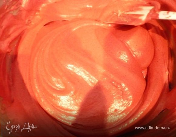 ТОРТ: Взбить в пушистую пену масло, ванильный экстракт, сахар и яйца. Добавить обе муки и какао. Добавить в два приема кефир и краситель. В конце добавить гашеную соду и хорошо размешать. 
