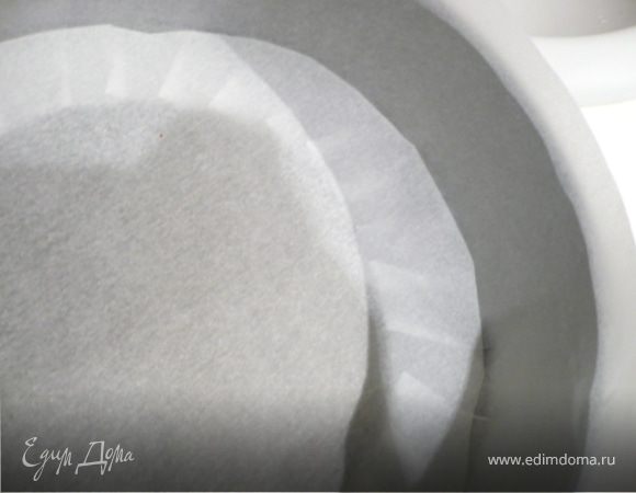 2. Форму диаметром ок. 23 см. смазать. Бока и дно выстелить калькой.  В разогретой до 180 С выпечь 2 коржа ок. 25 минут. Проверить на готовность спичкой  - она должна выходить из теста сухой. Перед тем как корж извлекать из формы, дать ему "постоять" в форме 10 минут.  Остужать коржы на решетке. Холодные коржи завернуть в пленку и отправить на 40 мин. в морозилку - так будет легче разрезать их пополам. Итого, у нас получается 4 коржа.
