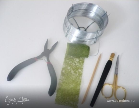 ЦВЕТЫ: Помимо самой мастики, нам понадобятся: маленькие ножницы (маникюрные), тонкая проволка, тонкая лента (цветочная бумага), кусачки и палочка для "облагораживания" цветочка. Так как у меня нет специальных присопособлений, которые, наверняка, имеются у настоящих профессионалов, я использовала подручные средства из все того-же маникюрного набора. 
