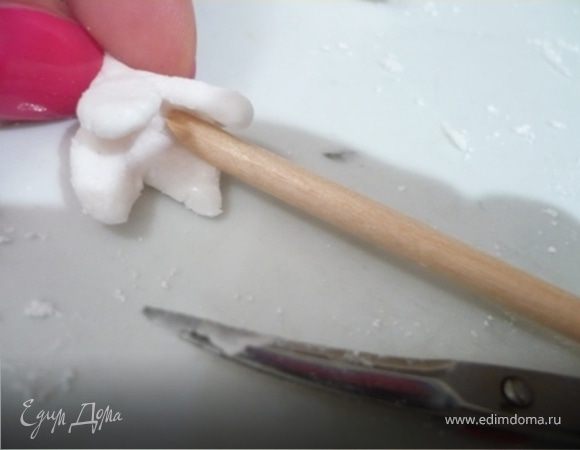 Каждый листочек "облагородить" палочкой, придав ему большую схожесть с цветами сирени. 
