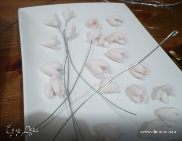 Нарезать проволку на 6 см. сегменты и на одном конце кусачками загнуть петельку. Продеть через цветочек. Нашим загатовкам дать высохнуть. 
