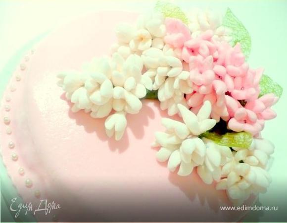 Украсить торт цветами. И обрадовать им любимых! 
