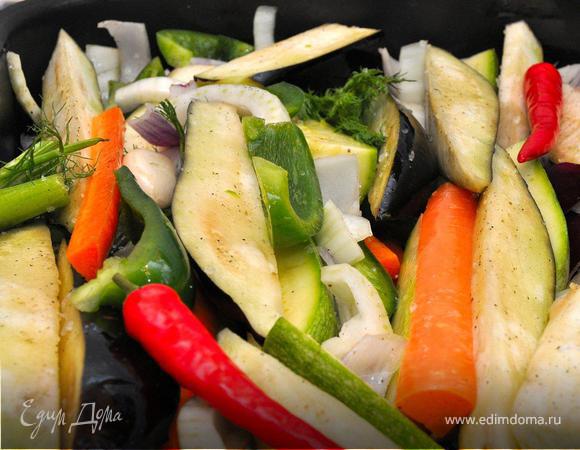 Овощи промыть и нарезать длинными полосками (дольками). Дно противня полить оливковым маслом и посыпать крупной морской солью. Выложить овощи и дольки чеснока на противень, полить сверху оливковым маслом, посолить и поперчить. Хорошенько все перемешать руками. Наши овощи готовы к запеканию.