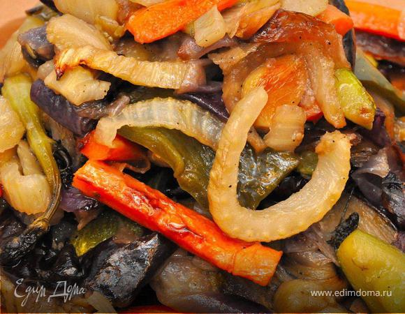 Ставим противень в разогретую до 200°С духовку и через 20 минут включаем гриль. Запекаем овощи, пока они не станут мягкими с поджаристой корочкой. Каждые 5 минут перемешиваем овощи в противне. Параллельно приготовим булгур. Ставим кастрюлю на плиту и добавляем немного оливкового масла. Высыпаем булгур и немного обжариваем в масле. Затем добавляем 600 мл горячей воды и варим 15 минут, после чего откидываем булгур на дуршлаг и промываем.