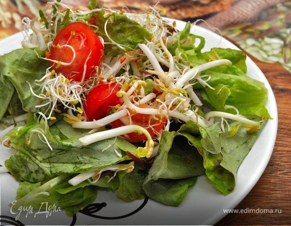 Готовые овощи вынимаем на разделочный стол, а в противень высыпаем булгур. Овощи измельчаем ножом, добавляем в булгур вместе с рубленой петрушкой. Тщательно перемешиваем и отправляем обратно в духовку еще минут на 20 при 180°С, периодически помешивая. За это время сделаем свежий салат. Для этого в миске смешаем наши салатные листья с половинками помидор, ростками люцерны и фасоли. Заправим салат солью, перцем, оливковым маслом и бальзамическим уксусом.