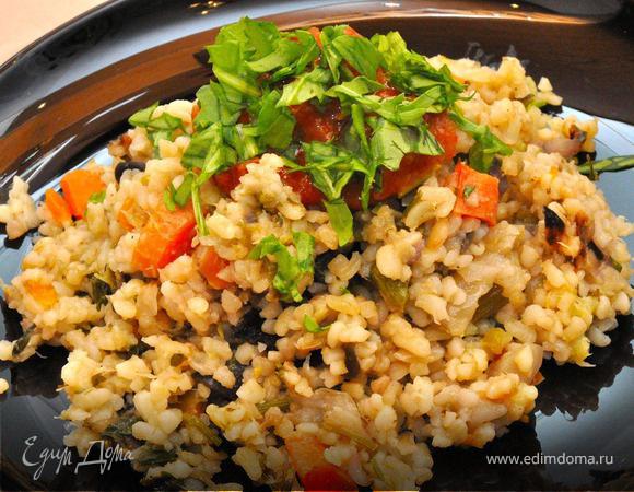 Готовый булгур с овощами выкладываем на тарелку горкой, как плов, и украшаем зеленью. Подаем вместе с нашим свежим салатом, можно также подать к столу немного домашних солений, это хорошо сочетается. Приятной вам трапезы!