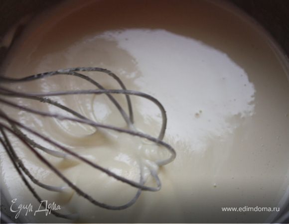 Делаем тесто для коржей. Взбиваем желтки с сахаром, мукой и молоком (предварительно нагреть).
