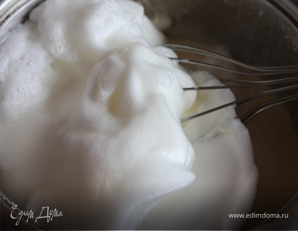 К белкам добавляем соль и взбиваем в крутую пену. Соединяем с тестом. Хорошо перемешать.