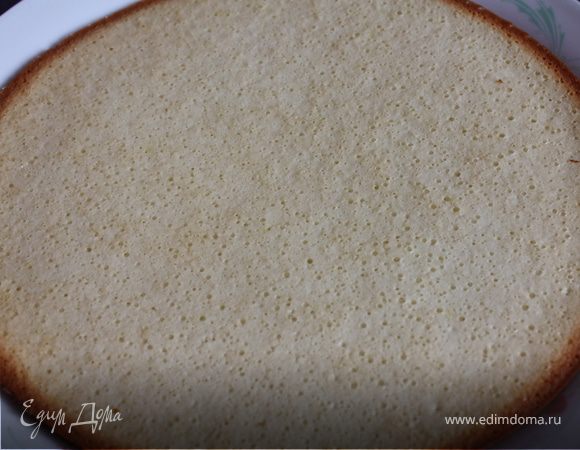 Взять форму для выпекания. Смазать сливочном маслом. Вылить половину теста в форму и выпекать минут 25-30. 