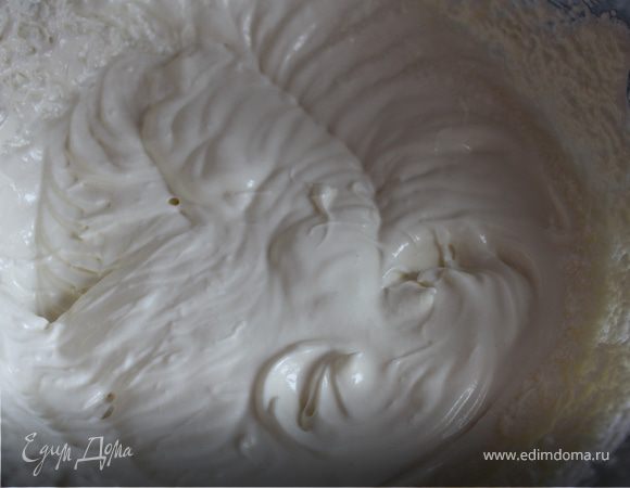 Делаем крем. Масло с сахаром взбить. Ввести желток, ваниль и теплое молоко. Молока может понадобиться меньше или больше, следите, чтобы можно было намазать на корж. Хорошо все взбить, накрыть пелнкой и поставить в холодильник на 30 минут.