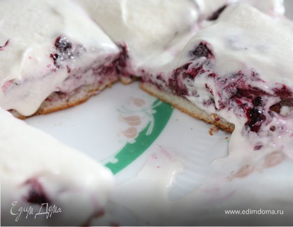 Первый корж смазать жимолостью и кремом. Положить второй корж и сделать тоже самое. ( У меня форма большого диаметра, поэтому коржи получаются тонкими. Если Ваша форма маленькая, то каждый корж надо разрезать на две части.) Поставить торт в холодильник на 1 час, а лучше всего на ночь. Приятного аппетита!