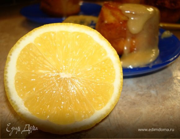 Взбить яйца с сахаром, плюс размягченное сливочное масло или маргарин, творог (лучше обезжиренный), молоко и цедру половины лимона. Перемешиваем. Добавить муку, просеянную с разрыхлителем и солью. Еще раз хорошо перемешать и пускай тесто постоит, пока мы занимаемся карамелью.