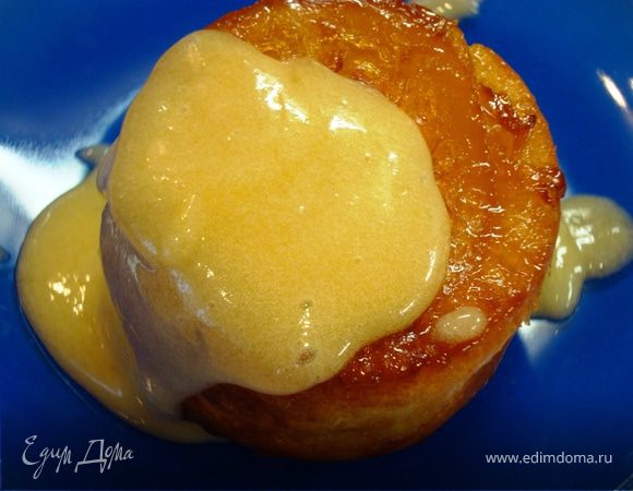 Пока маффины выпекаются, займемся приготовлением крема. В полностью остывший лимонно-медовый сок добавить 1 яйцо, поставить на самый минимальный огонь и, постоянно помешивая, довести до кипения, но не кипятить, чтобы яйцо не свернулось. Остудить. Получился шикарный крем, очень похожий по вкусу на лимонный курд с ярко выраженным лимонным вкусом. При этом мы использовали все продукты, приготовленные для этого рецепта.