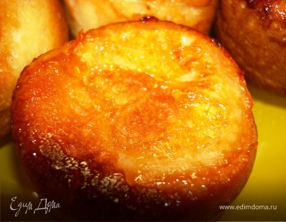 Выложить маффины и кекс на доску… И тут оказалось, что наши маленькие рыжики сами по себе такие красивые, что их даже жалко украшать кремом… Но так как получилось много маффинчиков и большой кекс, то я частично  полила кремом, а часть оставила как есть. Наелись мои пупсики, довольные, чумазые, сами рыжики солнечные!!! Господи, что еще для счастья надо!!!