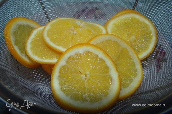 В кипящую воду кладем порезанный апельсин и варим минуты 3-4, чтобы апельсин не был горьким. Достаем шумовкой и даем стечь.