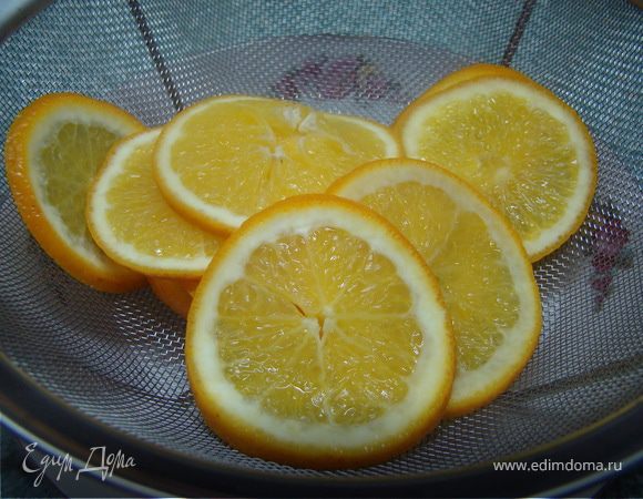 В кипящую воду кладем порезанный апельсин и варим минуты 3-4, чтобы апельсин не был горьким. 
Достаем шумовкой и даем стечь. 