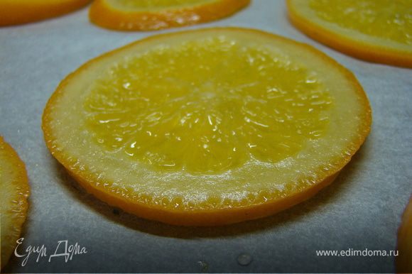 Теперь выкладываем апельсин на противень и подсушиваем в духовке минут 15-20 при температуре 100-120 градусов.