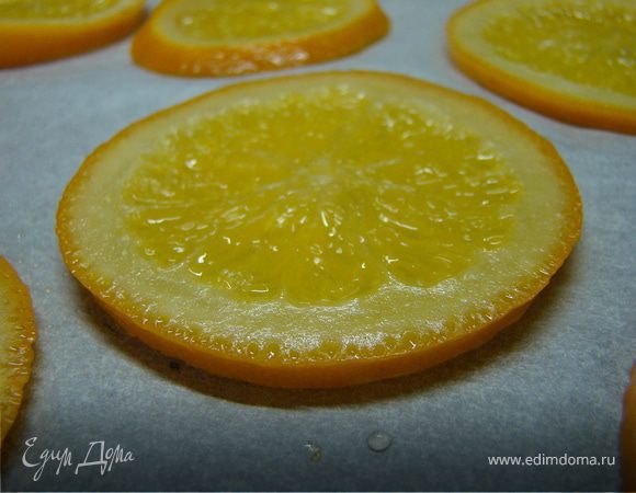 Теперь выкладываем апельсин на противень и подсушиваем в духовке минут 15-20 при температуре 100-120 градусов. 