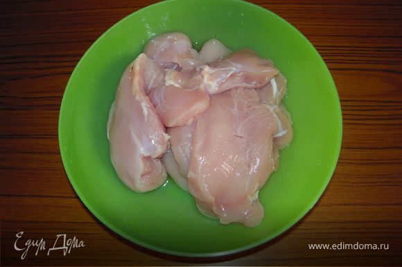 Срезаем мясо с грудки и режем его аккуратной соломкой. Процесс немного нудный, но нужно постараться нарезать тоненько и красиво.