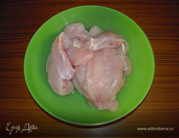 Срезаем мясо с грудки и режем его аккуратной соломкой. Процесс немного нудный, но нужно постараться нарезать тоненько и красиво.