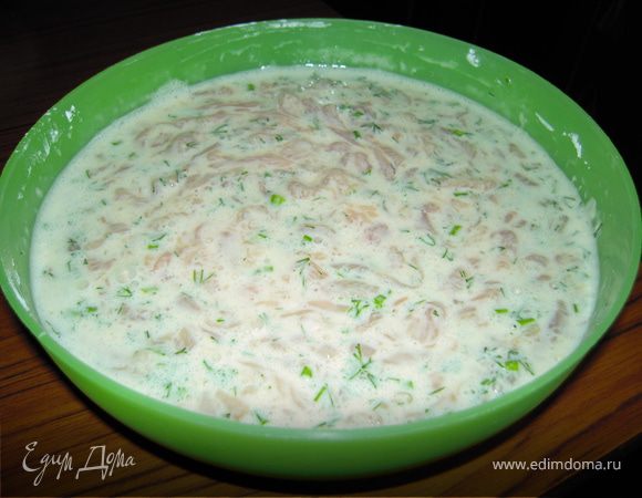 В получившуюся массу кладём яйца, перемешиваем вилкой, добавляем крахмал, майонез, мелко порезанную зелень и солим-перчим. Размешиваем в однородную смесь и убираем в холодильник минимум на 2 часа, лучше на 4-6. Чем больше, тем нежнее.

