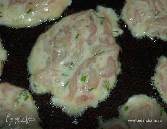 Через несколько часов жарим на разогретой сковороде с растительным маслом (мне больше нравится на оливковом) на средней температуре  как оладьи. 