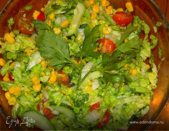 Пока жарятся наши оладушки-шницели делаем салатик. В этот раз я взяла пол-кочана пекинской капусты (капусту можно порезать заранее, немного присолить и помять, чтобы стала сочной), банку консервированной кукурузы, помидоры, огурец, зелень, листья салата. Все ингредиенты смешиваем в миске, солим-перчим по вкусу, заправляем ароматным подсолнечным маслом. Вместо соли можно использовать соевый соус. 