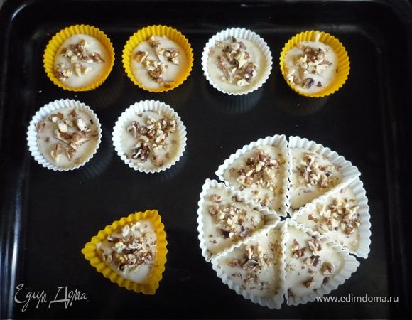 Духовку нагреть до 170гр.
Для начинки смешать сахар, кофе и корицу.
Для кексов в миске просеять муку, добавить сахар, соль и разрыхлитель.
в другой миске смешать слегка взбитое яйцо, йогурт, масла ванилин.
влить эту массу в мучную и хорошо перемешать.
Формы смазать маслом, посыпать мукой и выложить по 1,5 ст л тесто, посыпать по 1 ч л (с горкой) начинки и выложить остальным тестом.
Верх кексов посыпать орехами.
выпекать 20 минут. Готовые кексы остудить 5 минут в формочках, достать и посыпать сахарной пудрой.