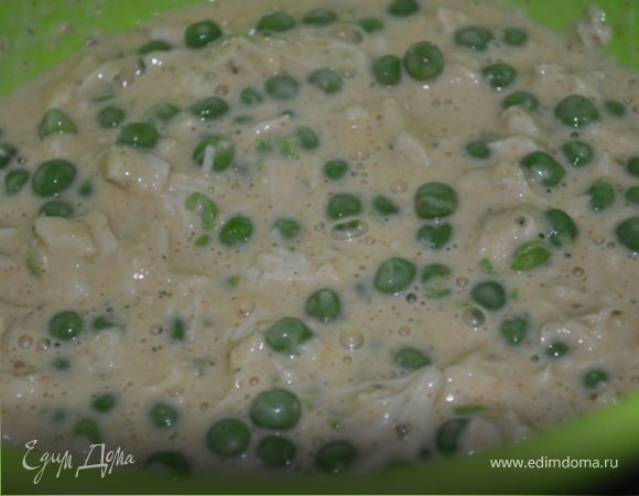 Желтки, молоко, соль и специи взбить. Добавить муку, смешанную с разрыхлителем и размешать, чтобы не было комков.
Белки взбить в пену, смешать с тестом. Добавить мясо и горошек, перемешать.